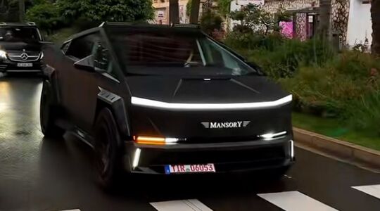 De MANSORY Tesla Cybertruck rijdt door de straten van Monaco