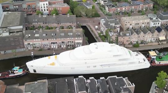 Het Feadship-superjacht 716 vaart door Alphen aan den Rijn