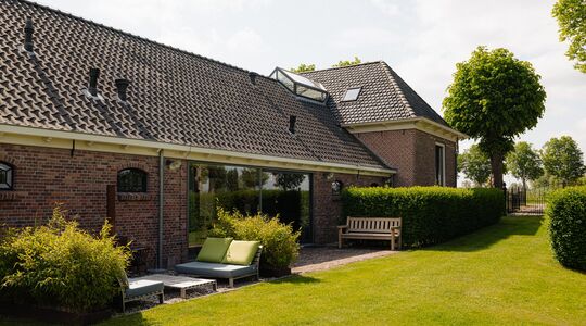 De miljoenenvilla aan de Amsterdamse Ouderkerkerdijk heeft de A2 praktisch in de achtertuin