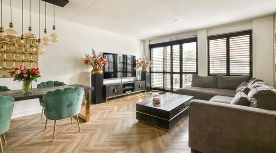 De woonkamer van de woning van Danny Froger in Huizen