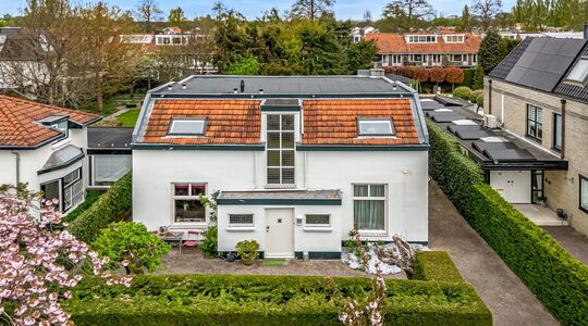 Voorkant van de vrijstaande woning van Het Goede Doel-zanger Henk Temming in Amstelveen