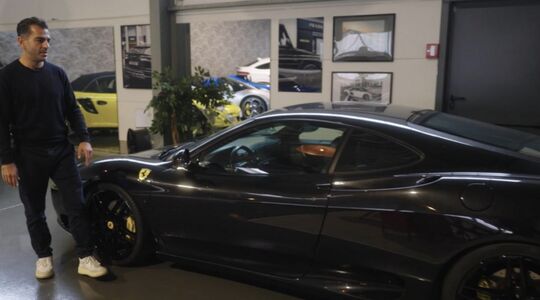 De door de YouTuber aangekochte Ferrari 360 Modena