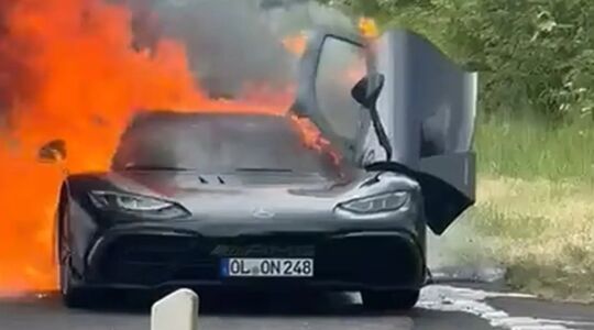 De Mercedes-AMG One die in brand vloog