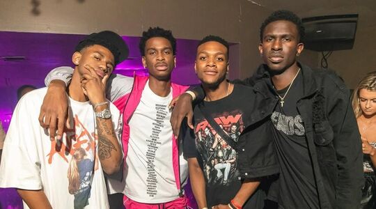 De basketballer en een aantal teamgenoten aan wie hij een Rolex gaf