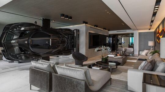 De Pagani Zonda aan de muur in het appartement