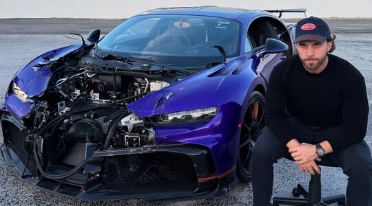 De YouTuber naast zijn kapotte Bugatti Chiron