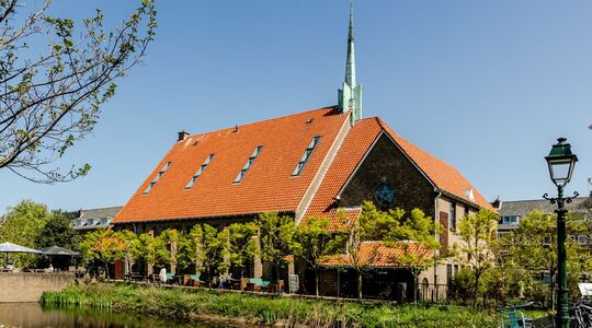 De buitenzijde van de Haagse kerk