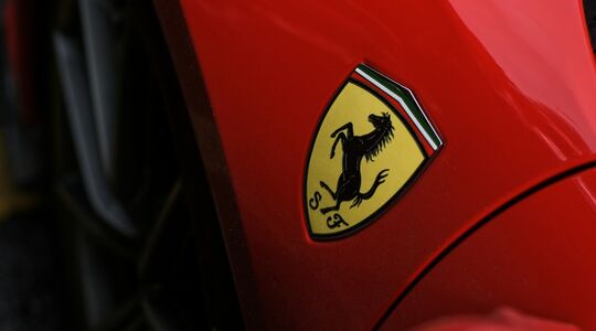 Het logo van Ferrari, het merk dat de lancering van de tweede elektrische auto heeft uitgesteld