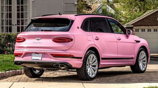 De felroze Bentley Bentayga