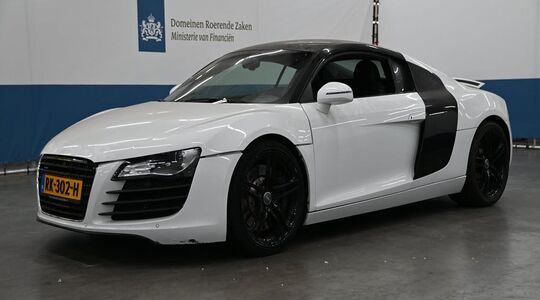 Een Audi R8 staat te koop bij Domeinen