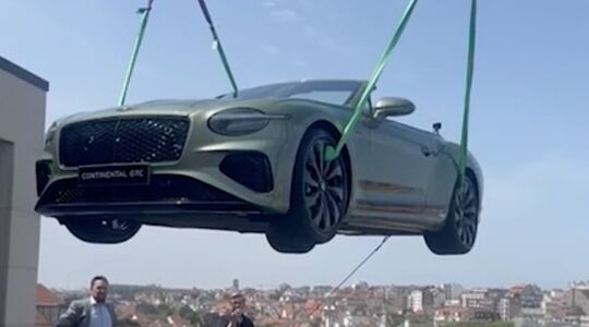 Een Bentley van € 360.000 wordt op het dak van het hotel van Marc Coucke in Knokke-Heist gehesen