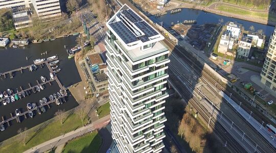 Het Amsterdamse penthouse dat met een sportwagen van € 250.000 wordt geleverd