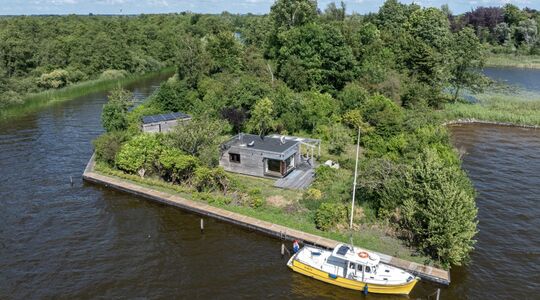 Het desbetreffende privé-eiland in de Loosdrechtse Plassen