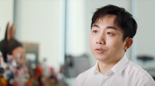 Wang Ning, topman van het bedrijf achter de Labubu-poppetjes, tijdens een interview