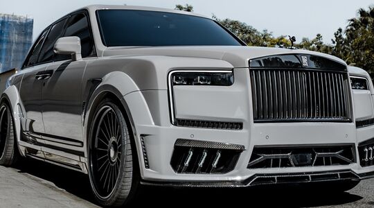 Een Rolls-Royce met een widebody-kit