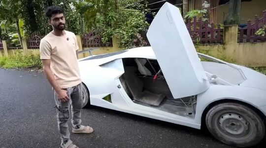 De Lamborghini-eigenaar naast zijn bouwproject