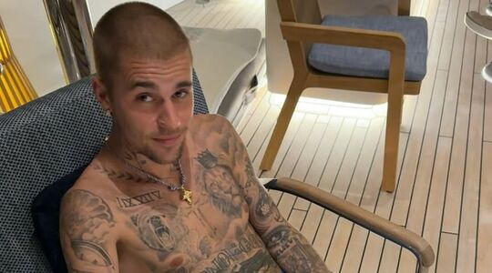Justin Bieber met zijn nieuwe ketting om