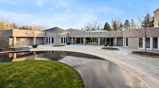 De buitenzijde van de voormalige villa van Michael Jordan