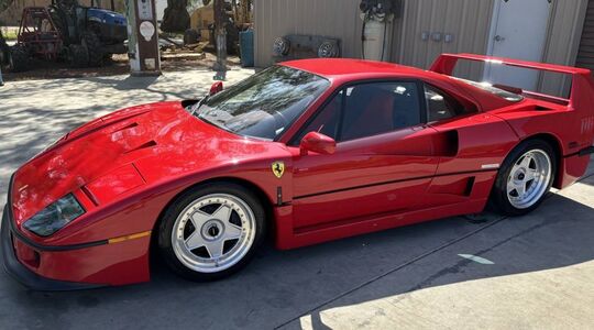 De Ferrari F40 die te koop staat op een particulier verkoopplatform