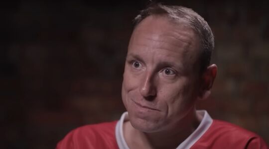 Joey Chestnut tijdens een interview