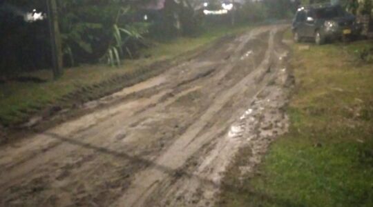 De verwoeste landweg in kwestie