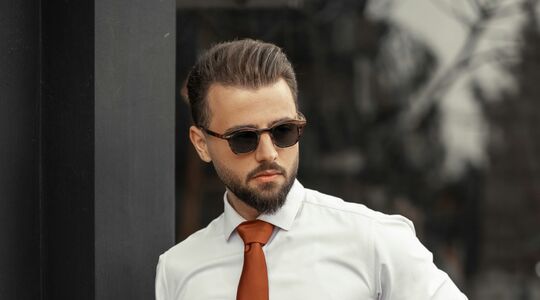 Een man die door de Emma Sleep AirGrid-technologie succesvol voor de dag komt