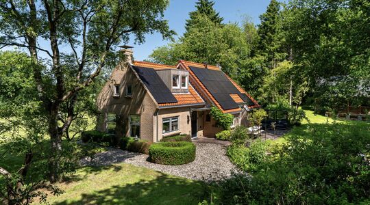 Presentator Arjen Lubach verkoopt Friese woonboerderij met ruim een half miljoen winst