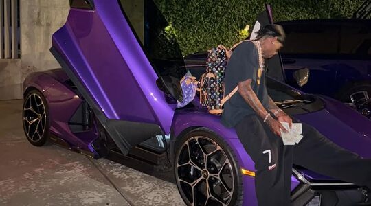 Travis Scott met zijn nieuwe Lamborghini Revuelto