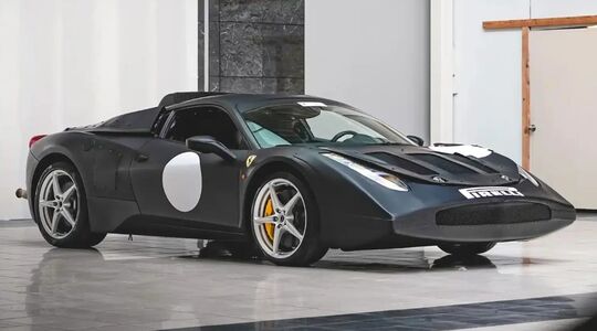 De Ferrari die niet straatlegaal is.
