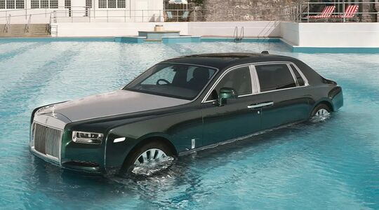 De Rolls-Royce in het zwembad