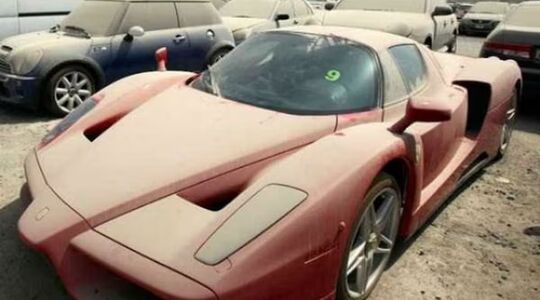 Een verlaten Ferrari in de VAE