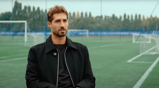Kevin Trapp tijdens een interview met zijn nieuwe club Paris FC