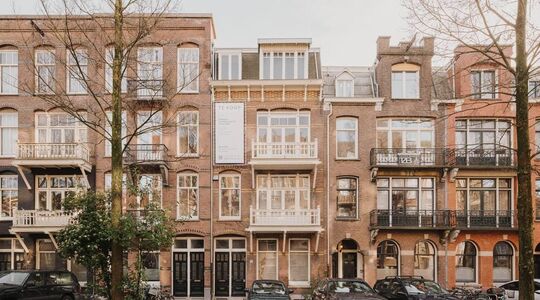 Een kluswoning in Amsterdam is voor € 4,4 miljoen verkocht