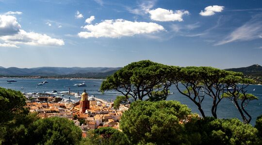 Bij een diefstal uit een vijfsterrenhotel in Saint-Tropez is voor € 1 miljoen aan spullen buitgemaakt