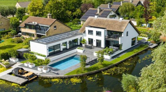 De luxe villa in Maasdam