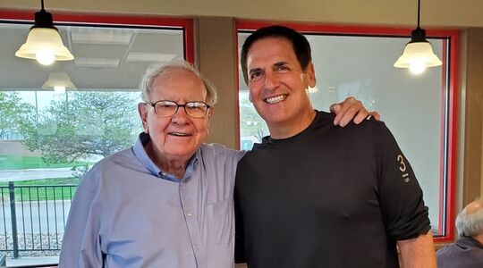 Mark Cuban, de man die dronken aan American Airline-pas kocht, naast Warren Buffett.