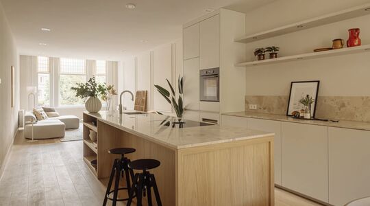 Pandjesbaas en voormalig international Frank Rijkaard probeert Amsterdamse appartementen alsnog te verkopen met flinke korting