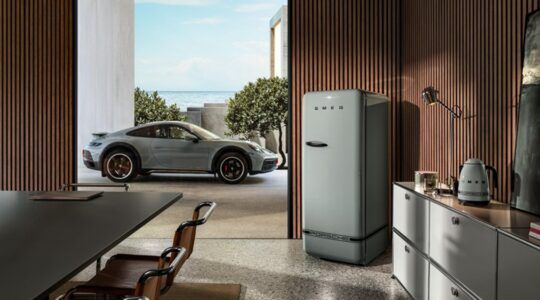 Een auto van Porsche en een koelkast van Smeg