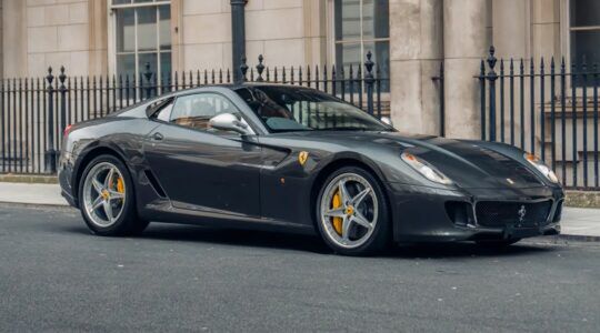 De laatste Ferrari met handbak, de 599 GTB, heeft tonnen opgeleverd bij een veiling