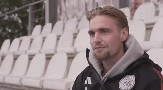 Kenneth Taylor tijdens een interview