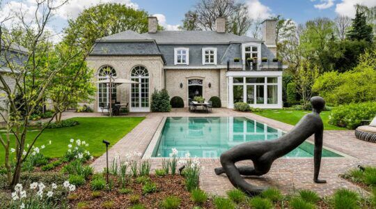 'Eén van de meest indrukwekkende villa's van Het Gooi' met zwembad, gym en wellnessruimte kost € 8,5 miljoen