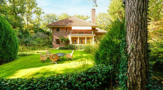 Albert Heijn-telg wil € 3,35 miljoen voor kleurloze villa in Wassenaar