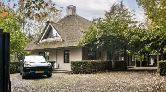 De voormalige villa van Gordon in Blaricum is opnieuw te koop verschenen