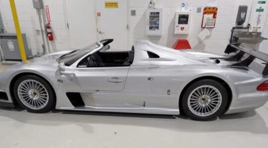 De zijkant van de zeldzame Mercedes