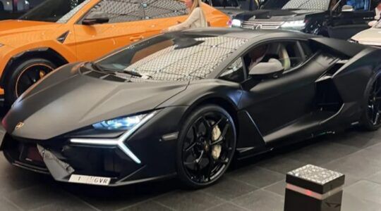 De auto in Dubai met een uniek kenteken