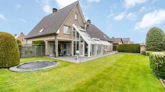 Binnenkijken in de nieuwe buitenlandse villa van stylist Roy Donders