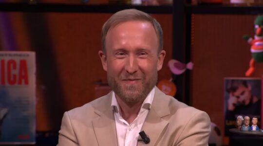 Raymond Mens aan de bar bij Vandaag Inside