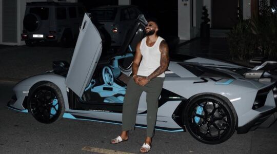 Samuel Onuha voor zijn nieuwe Lamborghini Aventador SVJ