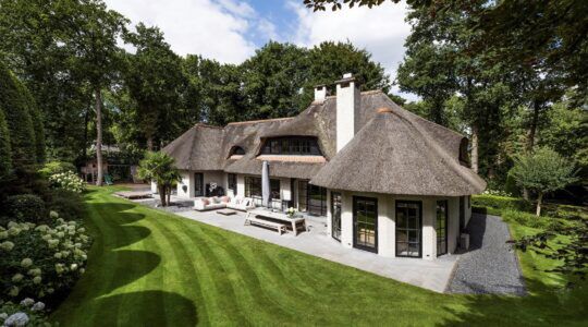 De villa van Rendi Aditia in het Gooi