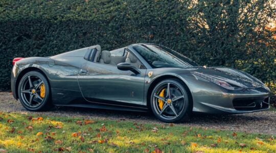 De auto waar Ferrari-personeel in reed